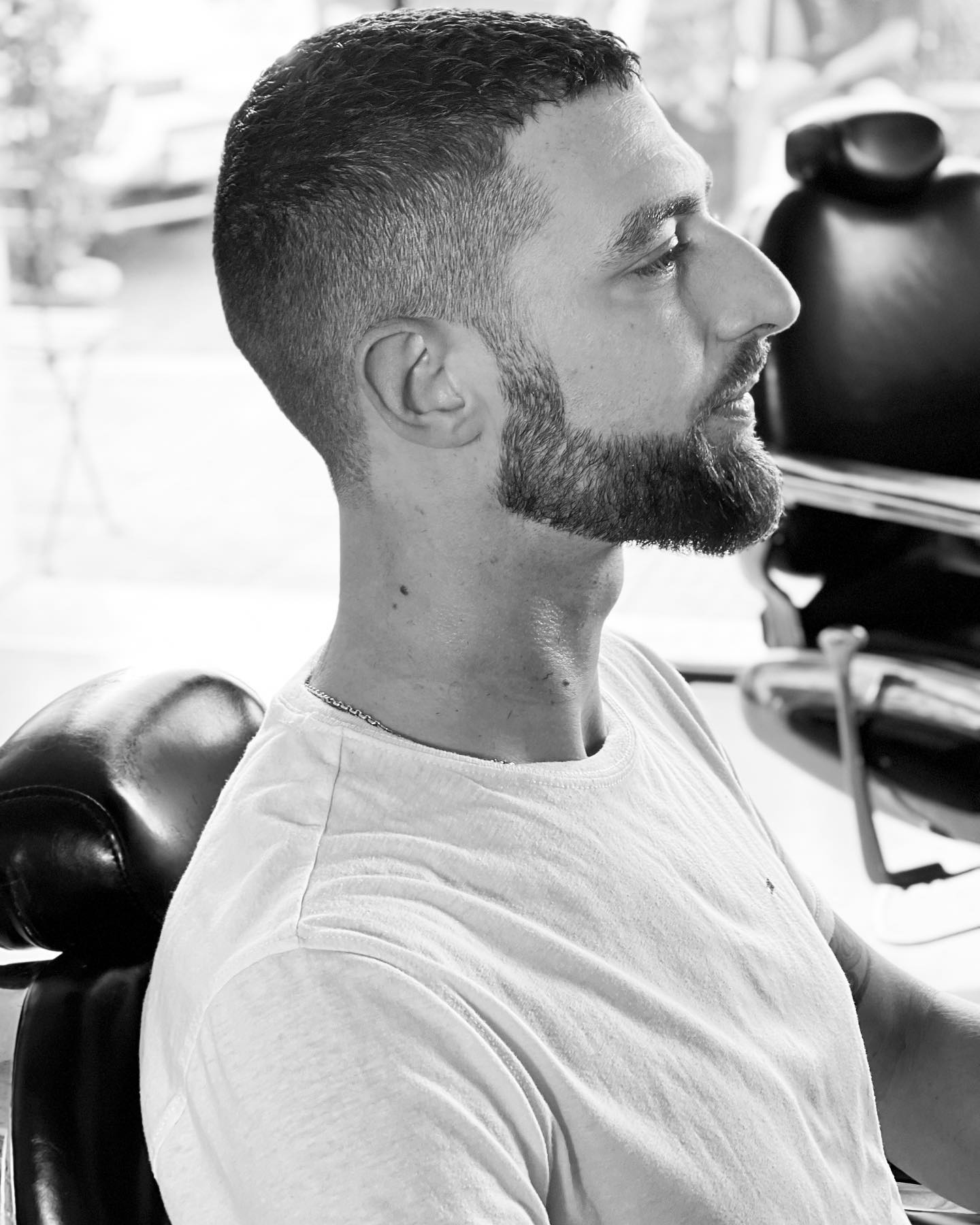 Modellatura barba di precisione, profilo laterale curato da barbiere a Sabaudia