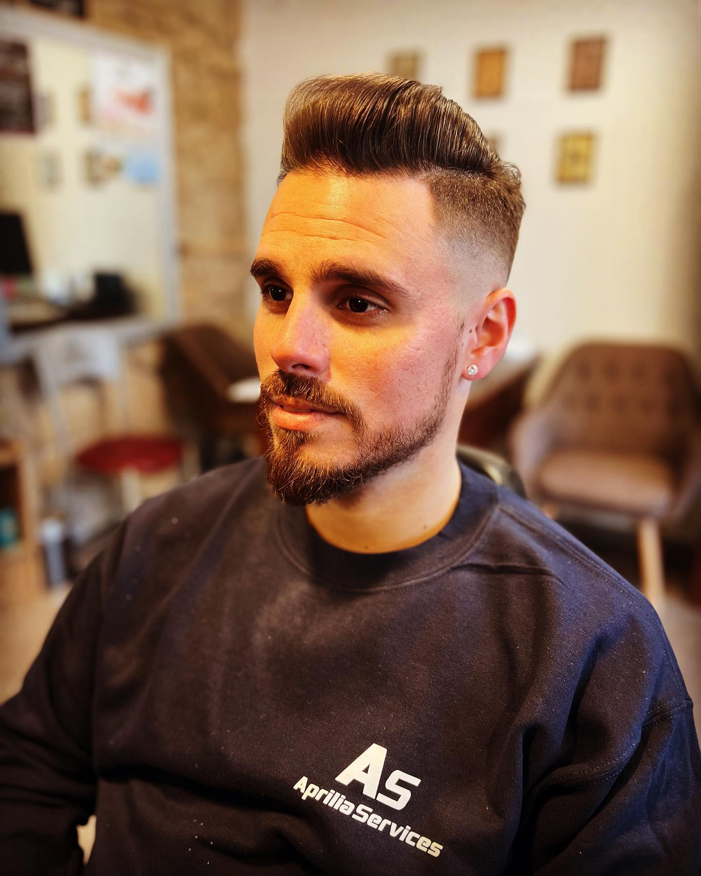Rifinitura barba e styling con pompadour, barber shop Sabaudia