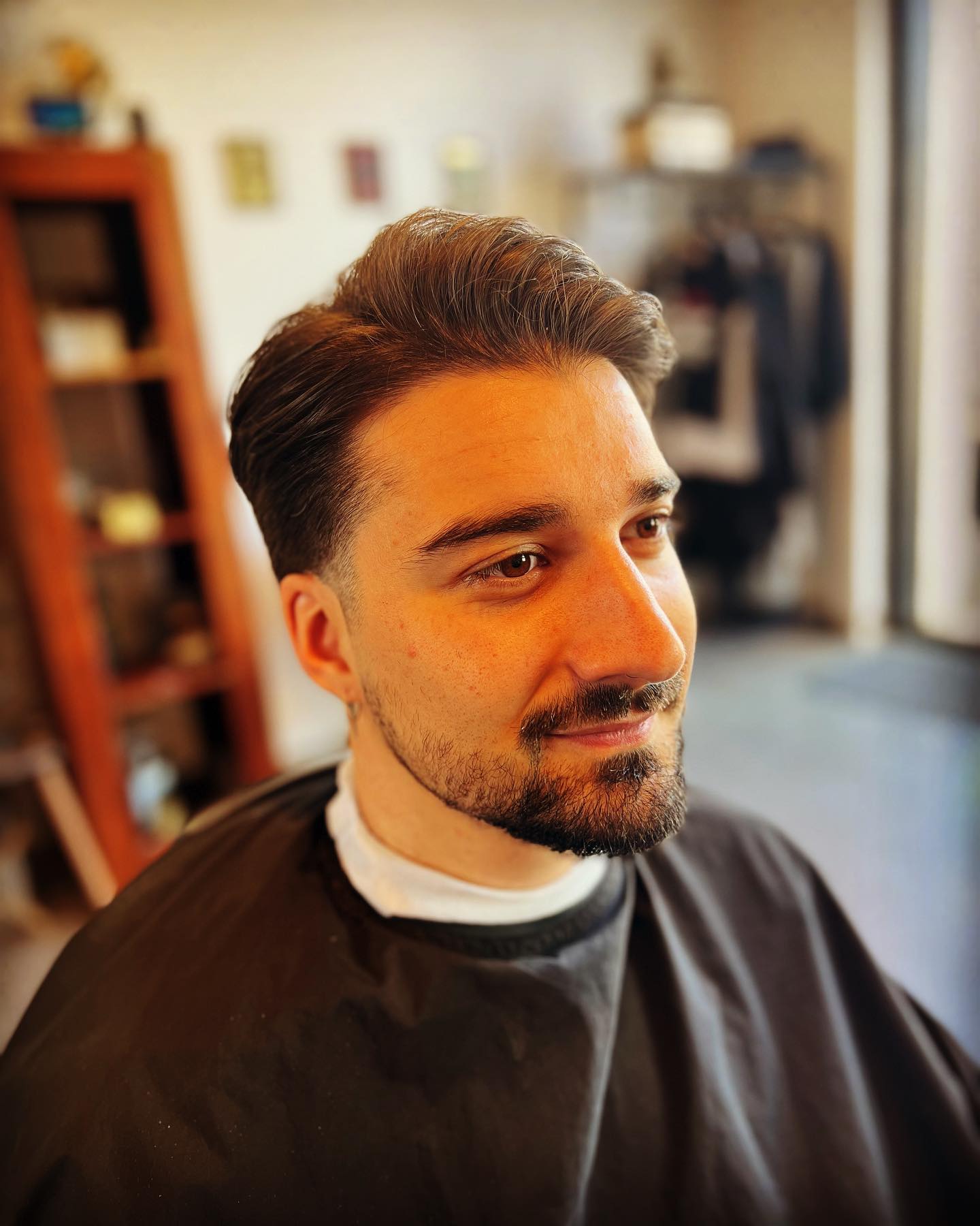 Taglio uomo classico con sfumatura laterale eseguito da BarberLab 22 a Sabaudia