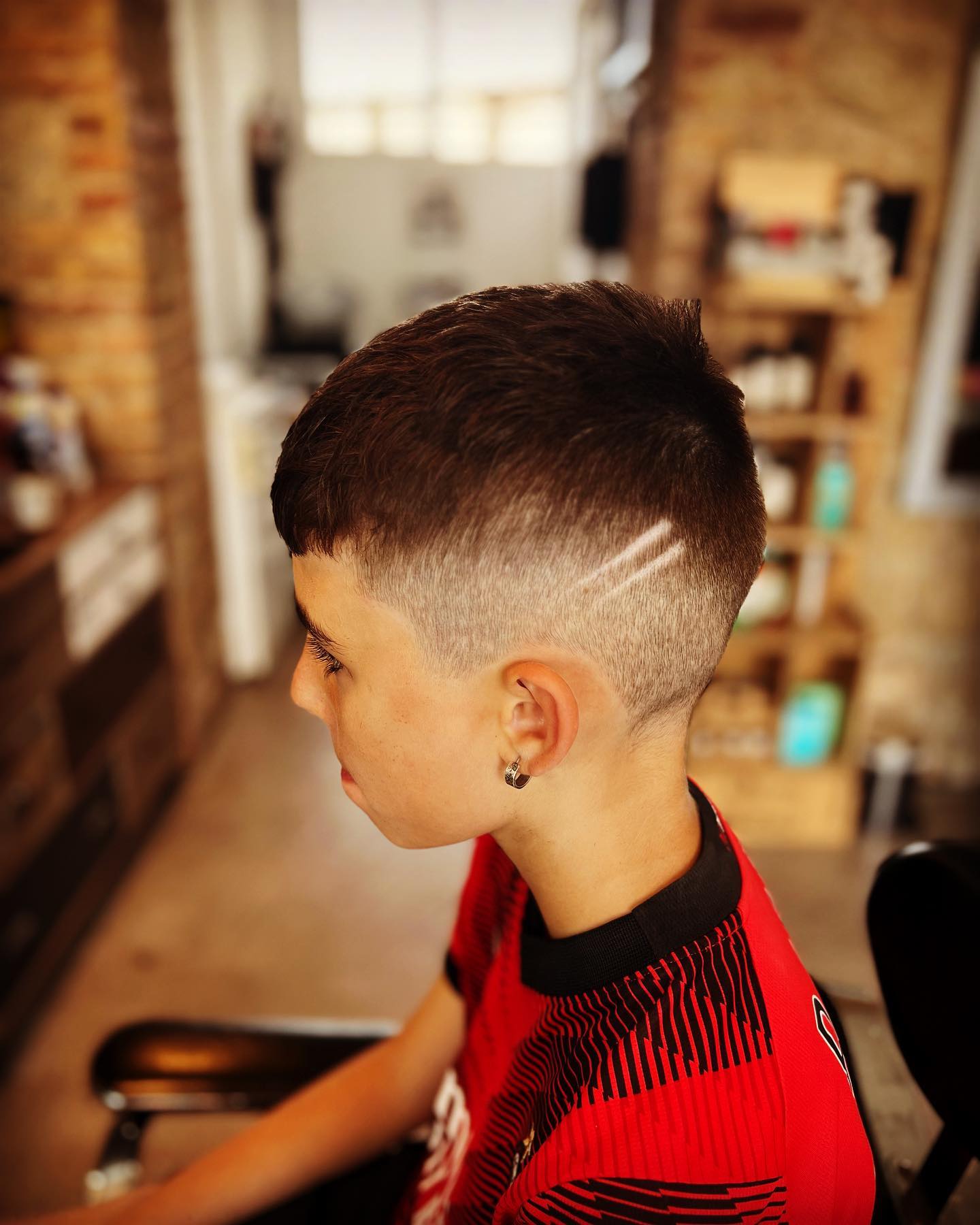 Taglio bimbo con disegno laterale e sfumatura, barberia BarberLab 22 Sabaudia