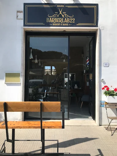 Esterno del salone BarberLab 22 a Sabaudia, Piazza Oberdan