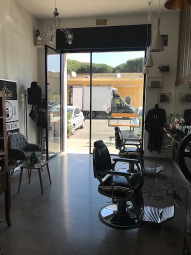 Interno del salone BarberLab 22, area shampoo e trattamento